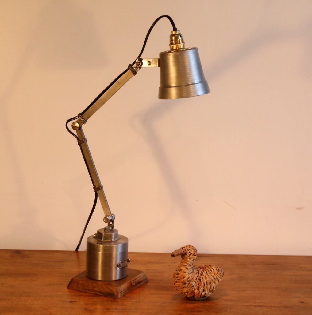 Cr Ation Lampe Articul E De Bureau En M Tal Et En Bois Lumi Re De L