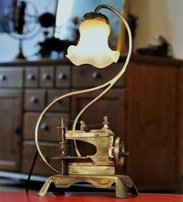 Lampe jouet machine à coudre en métal