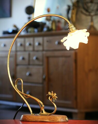 Lampe style Art Nouveau fleurs de verre et de métal