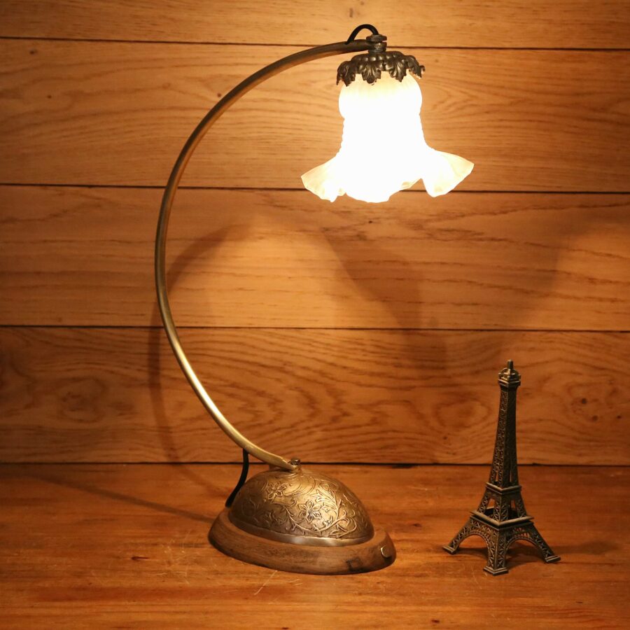 Lampe Art Nouveau laiton, bronze, chêne et pâte de verre