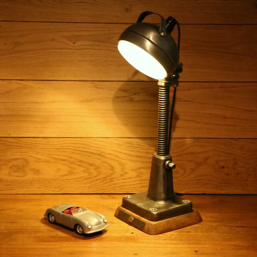 Lampe artisanale articulée phare vintage en métal