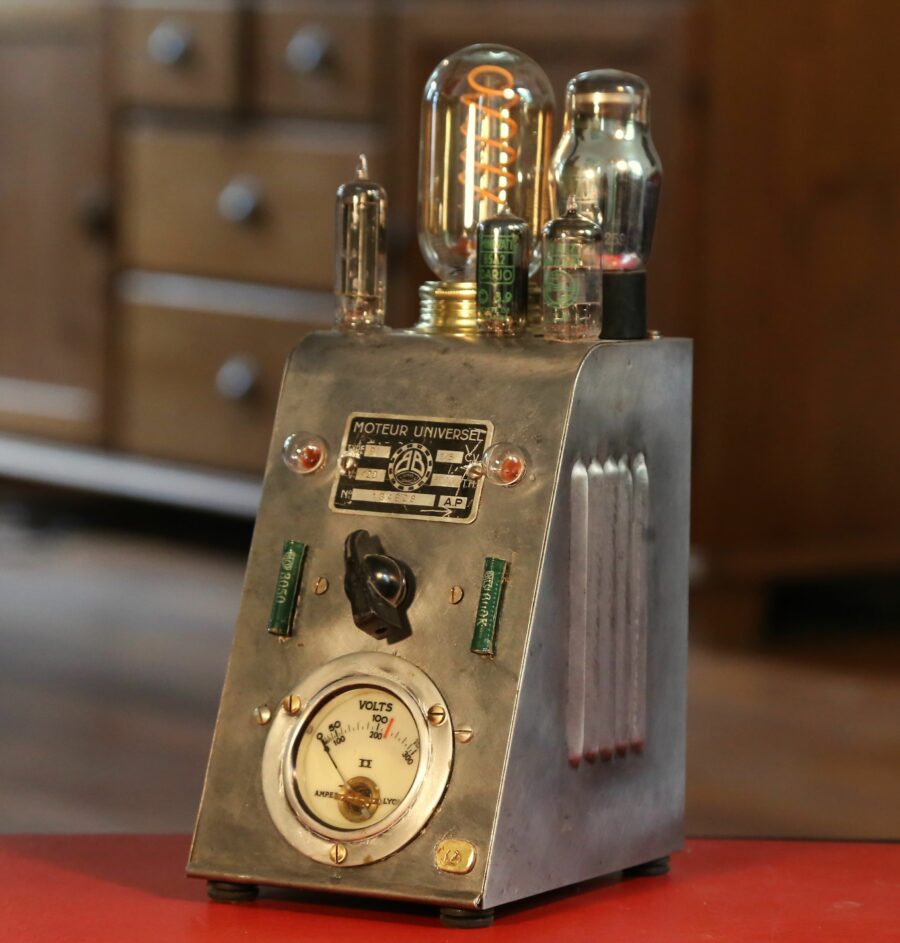 Lampe création Steampunk métal voltmètre