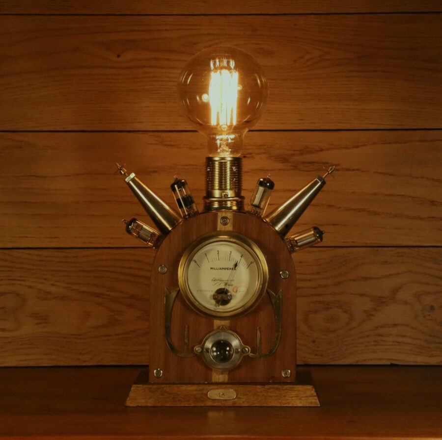 Lampe Steampunk création bois, laiton et verre