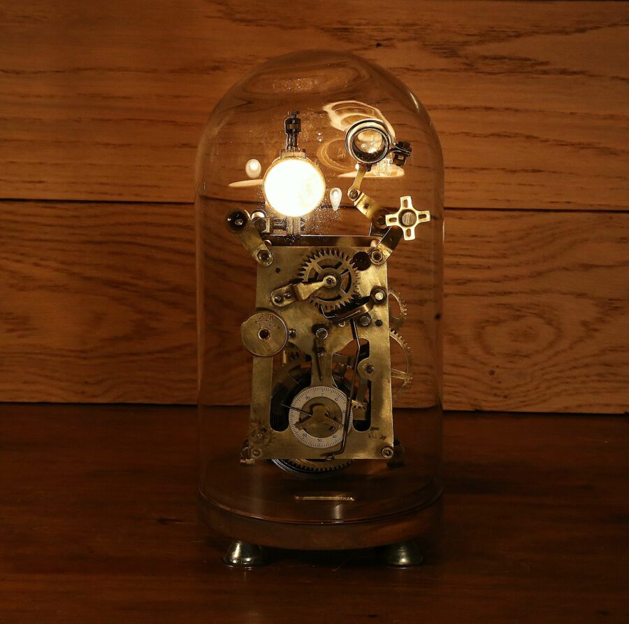 Lampe Steampunk mécanismes d'horlogerie sous globe en verre