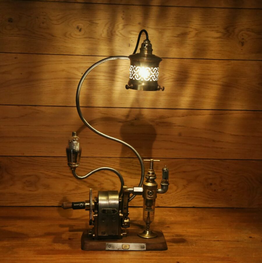 Lampe Steampunk originale vintage metal et bois