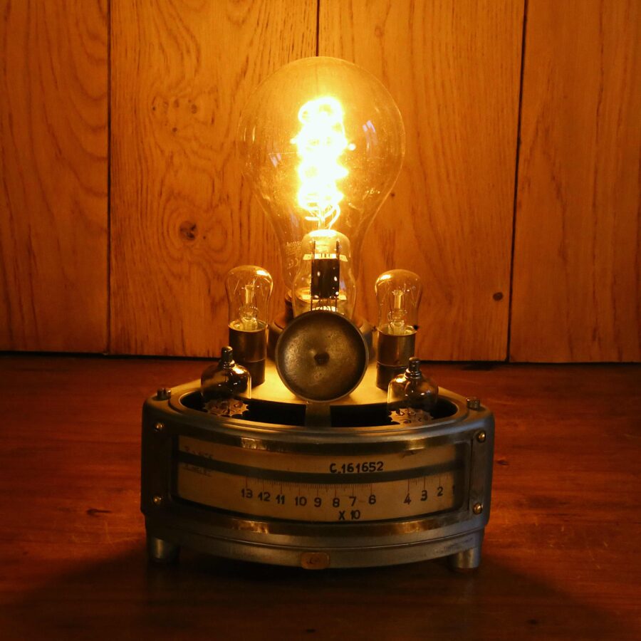 Lampe Steampunk unique instrument de mesure vintage en métal