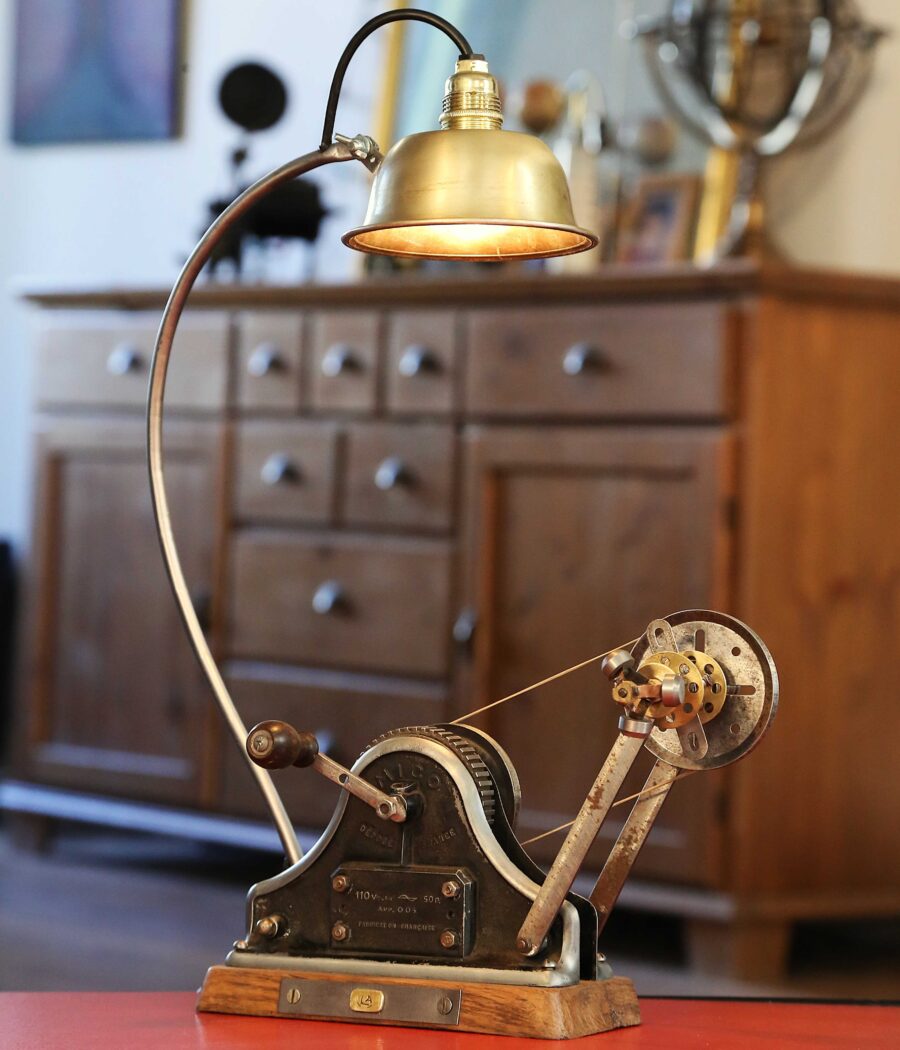 Lampe unique ancien outil atelier métal