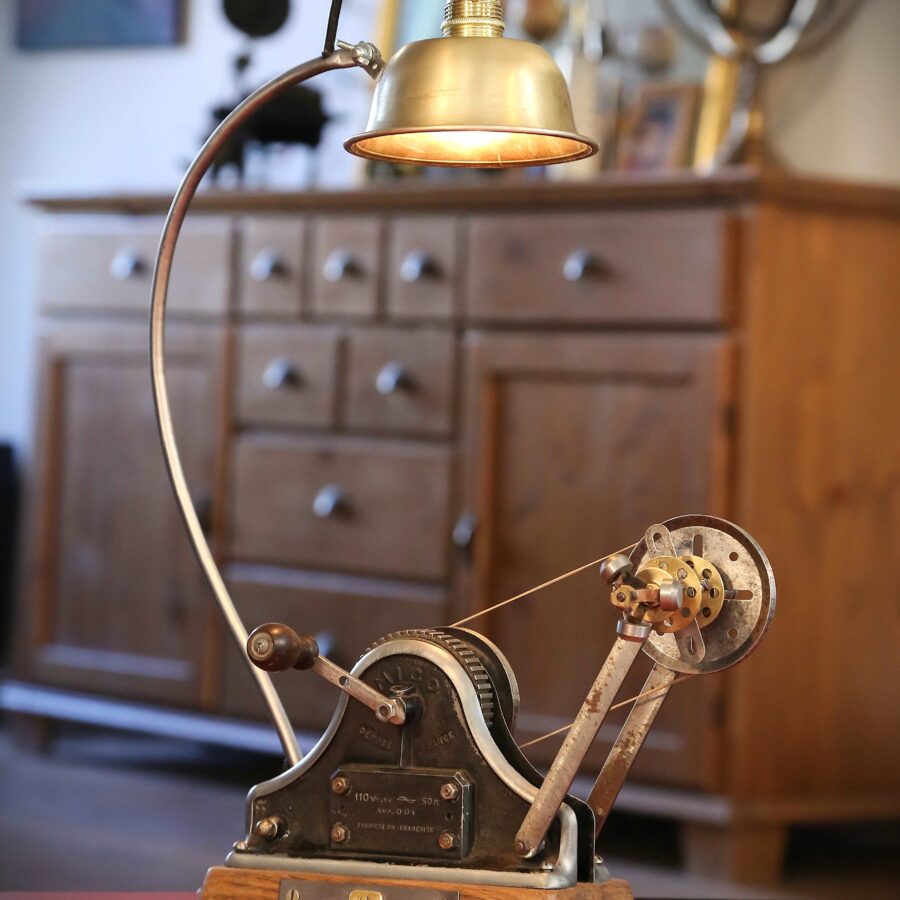 Lampe unique ancien outil atelier métal