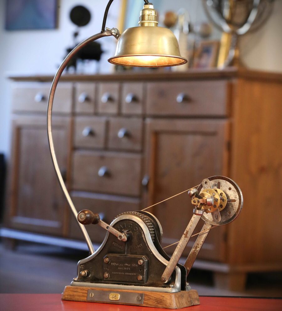 Lampe unique ancien outil atelier métal