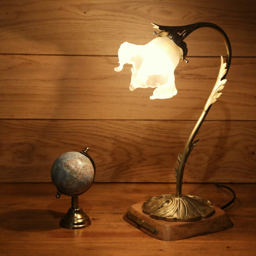 Lampe unique Art Nouveau laiton bronze, chêne et pâte de verre