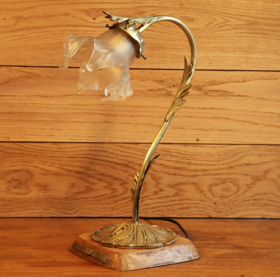 Lampe unique Art Nouveau laiton bronze, chêne et pâte de verre