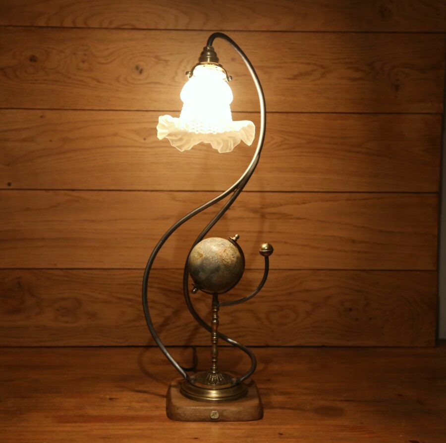 Lampe unique Art Nouveau globe terrestre et bougeoir en laiton